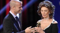 Sophia Loren bekommt von ihrem Sohn einen Preis bei den David di Donatello Awards überreicht. 