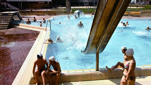 Badegäste im SEZ Sport und Erholungszentrum Friedrichshain in Berlin 1986 