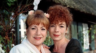 Die Schauspielerinnen Hannelore Hoger (l) und ihre Tochter Nina (r), aufgenommen in Hamburg