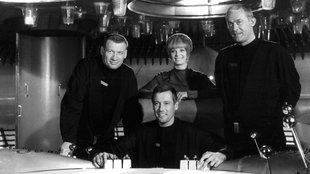 Die Filmszene zeigt (l-r) Leutnant Mario de Monti (Wolfgang Voelz), Major Cliff Allister McLane (Dietmar Schoenherr), Leutnant Tamara Jagellovsk (Eva Pflug) und Leutnant Hasso Sigbjoernson (Claus Holm) in ihrem Raumschiff (Archivbild von 1965)