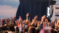 Festivalbesucher auf dem Gelände des Southside Festivals 2024