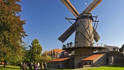 Touristengruppe an der Kriemhild-Muehle in Xanten