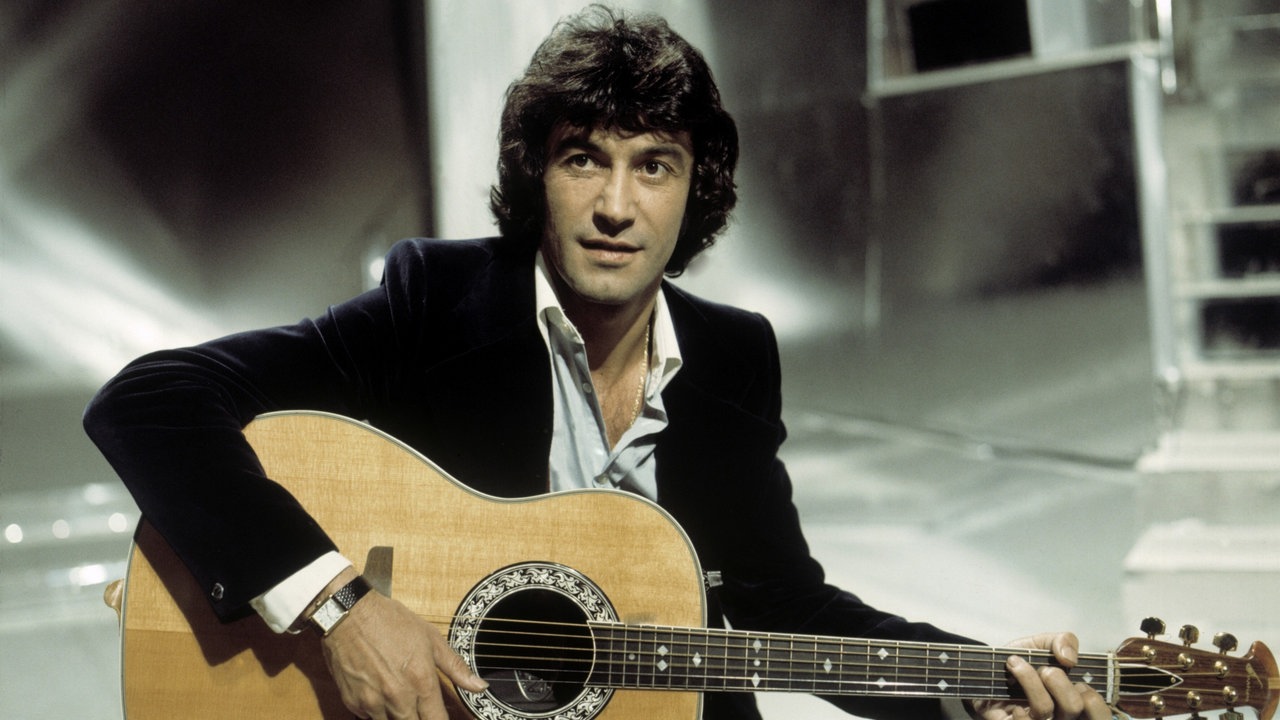 Albert Hammond with guitar