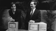 Apple-Mitbegründer Steve Jobs (l) und der damalige Präsident von Apple John Sculley stellen am 24. Januar 1984 vor einer Aktionärsversammlung im kalifornischen Cupertino ihre ersten Macintosh-Computer vor