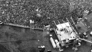 Luftbild: Tausende Fans haben sich 1969 vor der Bühne des Woodstock-Festivals versammelt