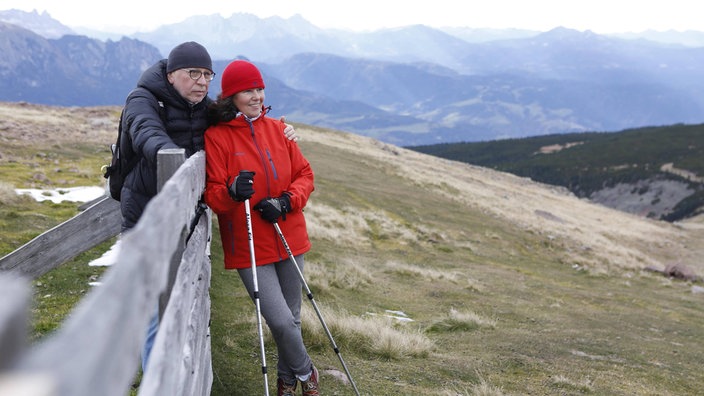 Paar beim Nordic Walking im Gebirge