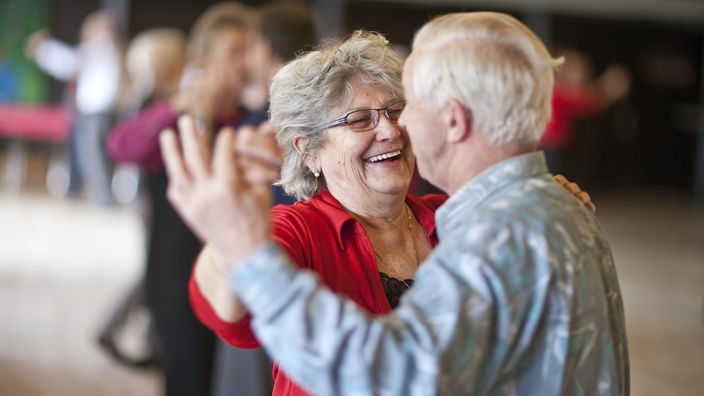 Ein älteres Paar tanzt 