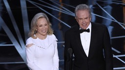 Warren Beatty und Faye Dunaway bei der 89. Oscar-Verleihung als Laudatoren zum "Besten Film"