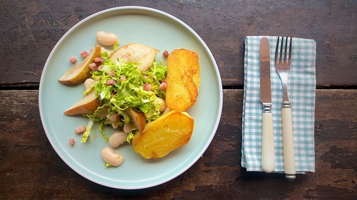 Endiviensalat mit Birnen, Bohnen und Speck