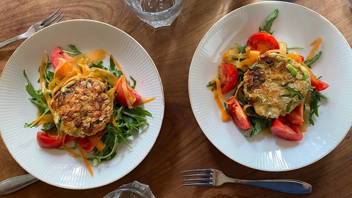 Erdnuss-Brot-Knödel auf Salat