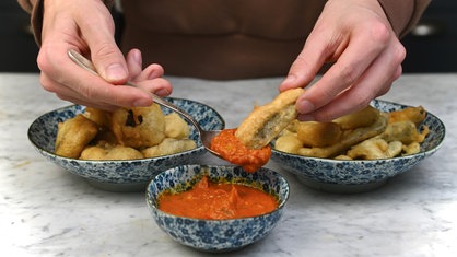 Flönz und saure Gurken in Bierteig zu Currysauce