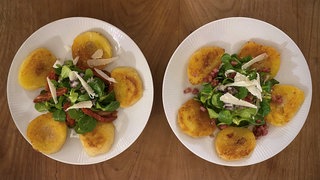 Gebratene Kartoffelklöße auf Feldsalat