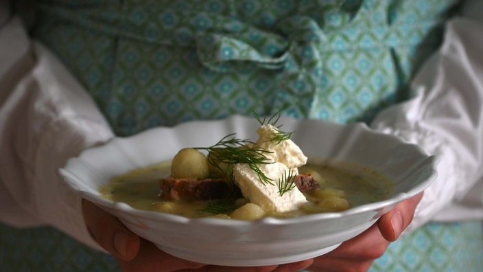 Gurkencremesuppe mit Dill und Röstbrot