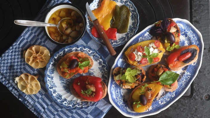 Röstbrote mit bunten Paprika und Knoblauch