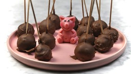 Cake Pops aus Weihnachtsplätzchen und Schokofiguren