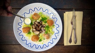 Gebratene Champignons auf Endiviensalat zu Süßkartoffelbällchen