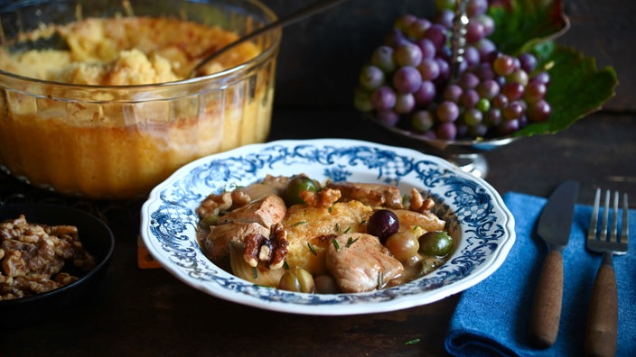 Gebratene Hähnchenbrust mit Trauben und Walnüssen zu Polenta