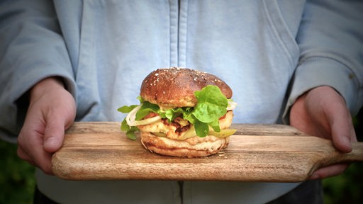 Halloumi-Burger mit Erdnusssauce