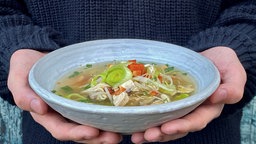 Hühnersuppe mit Sprossen, Ingwer und Lauch