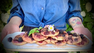 Kleine Pancakes mit Brombeeren