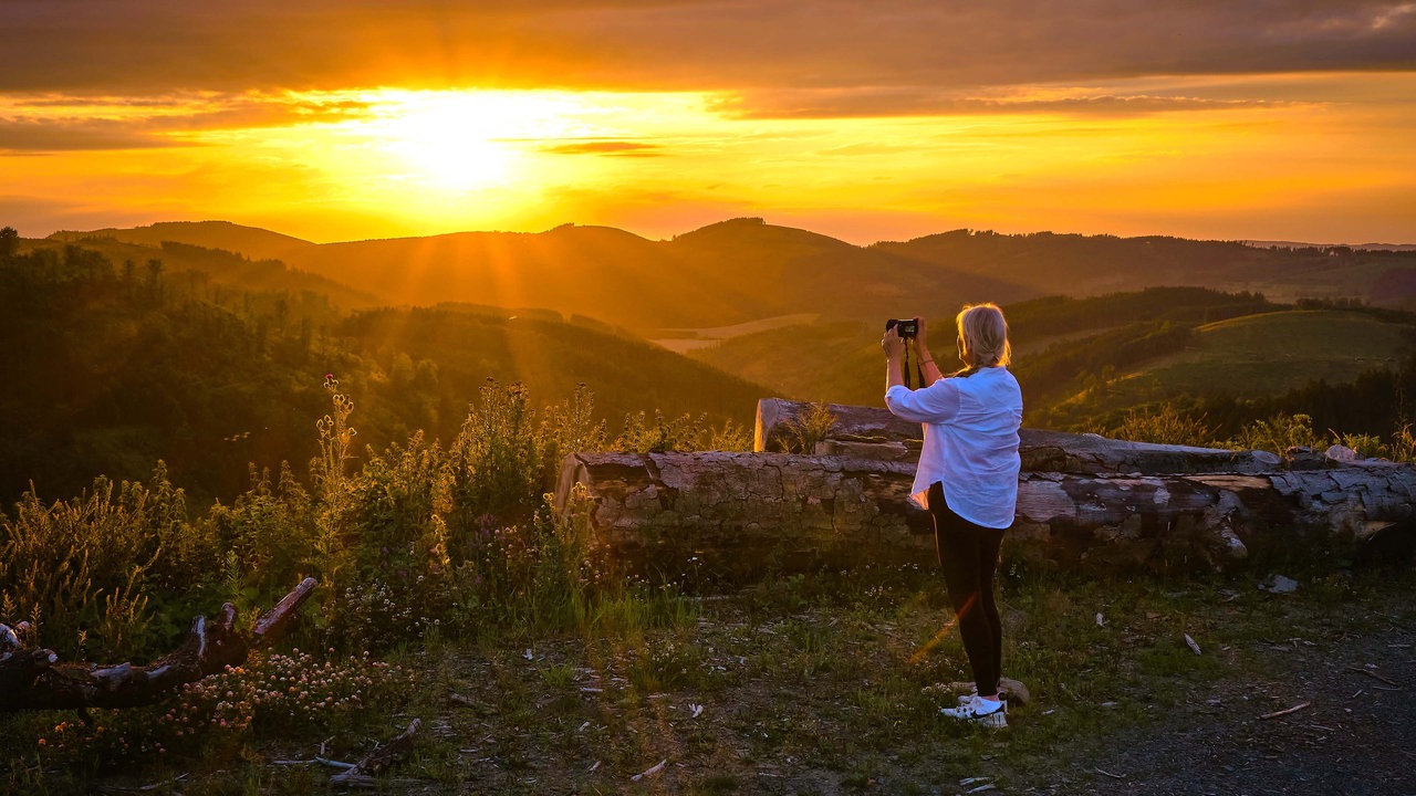 Reporterin Claudia Kracht fotografiert den Sonnenuntergang