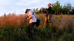 Zwei Männer fotografieren den Sonnenuntergang