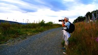 Eine Frau fotografiert die Landschaft