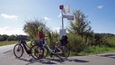 Fahrradfahrer guckt sich Beschilderungen an