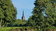 Ein Blick auf die Kirche in Wachtendonk von der Burgruine aus.