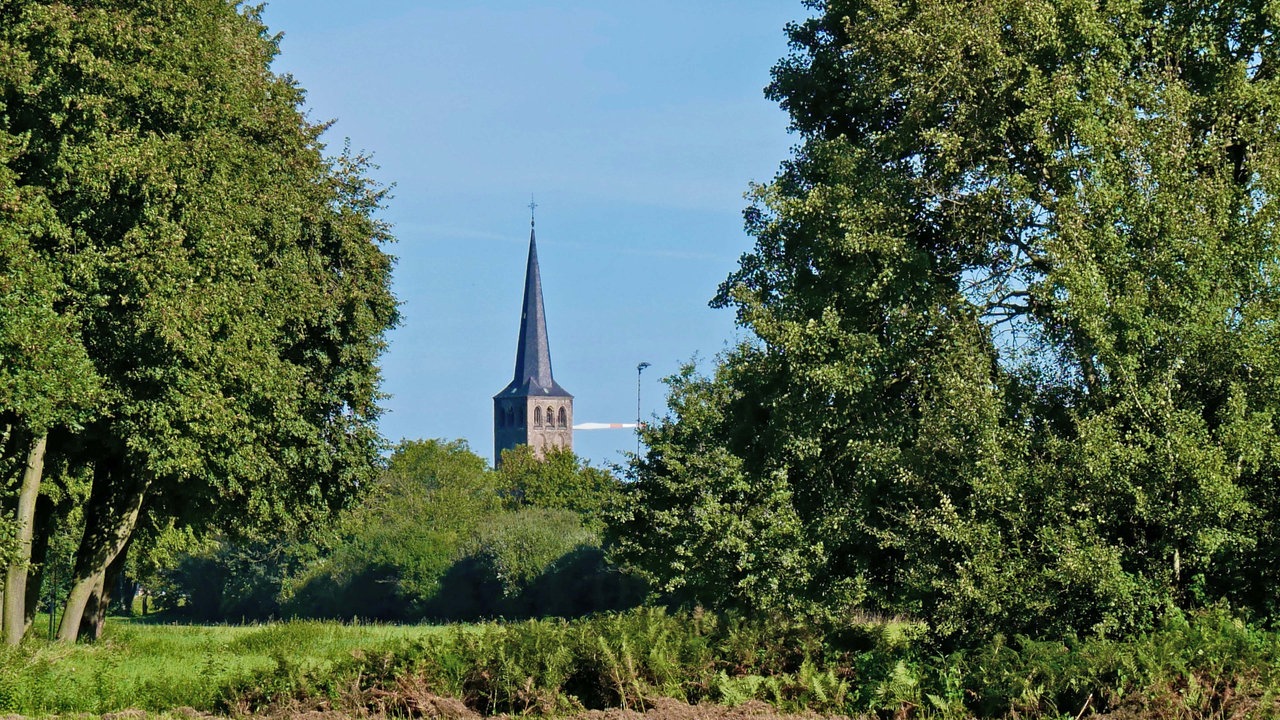 Ein Blick auf die Kirche in Wachtendonk von der Burgruine aus.