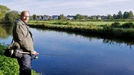 Angler Rainer Rimbach an der Niers in Wachtendonk.