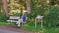 Der Fremdenführer Peter Luyven sitzt auf einer Bank in Wachtendonk. 