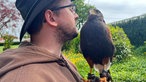 Pascal Schepers von der Falknerei mit Vogel