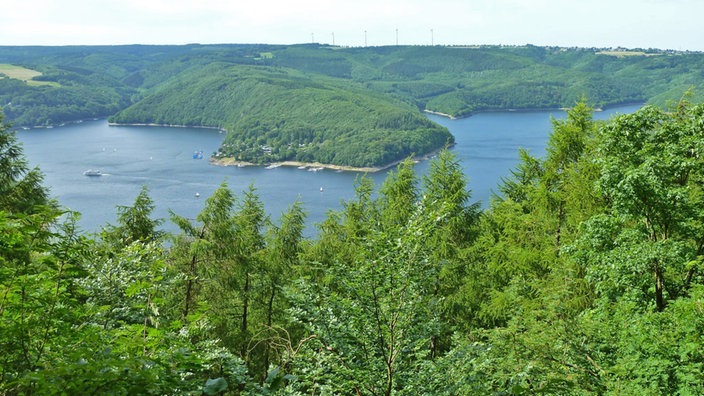 Ausblick Hirschley bietet einen Panoramablick über den Eifelfluss Rur und den Rursee