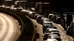  Kraftfahrzeuge stauen sich am Donnerstag (26.11.2009) auf der Autobahn 57 in der Nähe von Köln.