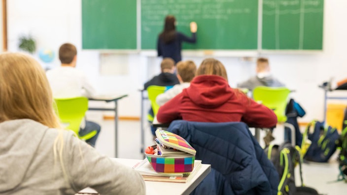 Schülerinnen und Schüler in einem Klassenzimmer