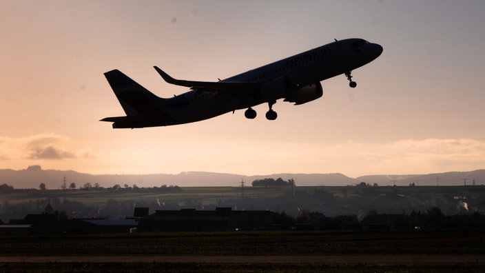 Flugzeug startet bei Sonnenaufgang. Symbolbild