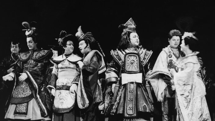 Die Operette "Der Mikado" 1963 im Münchner Theater am Gärnterplatz mit (l-r) Monika Dahlberg als Mädchen Yam-Yam, Willi Brockmeier als Sohn des Mikados von Japan, Heinz Herrmann in der Titelrolle, Kurt Walldorf als Scharfrichter, Romana Rombach als Verlobte des Sohns und Claudio Nicolai als Edelmann.