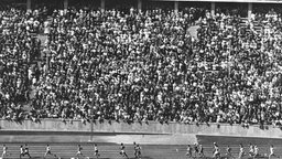 Aufnahme eines Laufs im vollbesetzten Berliner Olympiastadion 1936. - Veröffentlicht in: "Berliner Illustrierte Zeitung' - Olympisches Sonderheft 1936.