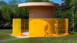 Kunstwerk "Tomatensuppe" von Jorge Pardo, Skulpturenpark Köln, Plexiglas und Eisen