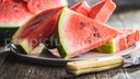 Geschnittene Wassermelonenstücke auf einem Teller (Symbolbild, kann vom Rezept abweichen)