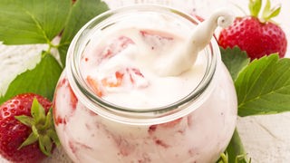 Symbolbild Glas Joghurt mit frischen Erdebeeren, kann von Rezept abweichen