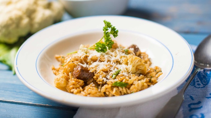 Risotto mit Blumenkohl und scharfer Wurst; Zutaten können von Rezepten der Sendung abweichen