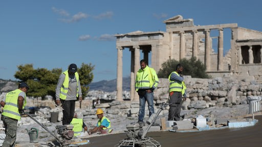 Arbeiter vor der Akropolis