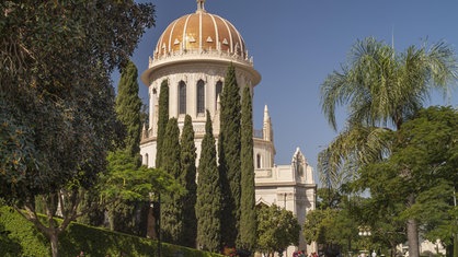 Der Schrein des Bab im iraelischen Haifa gilt als Zentrum und Heiligtum der weltweit rund 8 Millionen Bahai. Den verfolgten Bahai in Iran, dem Ursprungsland der Religion,  wird oft eine Nähe zum verfeindeten Staat Israel unterstellt.