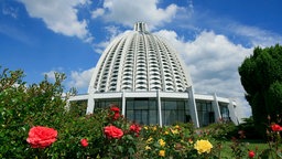 Der Bahai-Tempel in Hofheim-Lorsbach, Hessen. Im Vordergrund sind Rosenbeete zu sehen. 