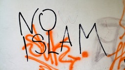 An einer Hauswand stehen die gekritzelten Worte "No Islam" 