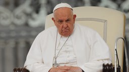 Papst Franziskus blickt während seiner wöchentlichen Generalaudienz im Petersdom am 19. Juni 2024 mit ernster Miene nach unten