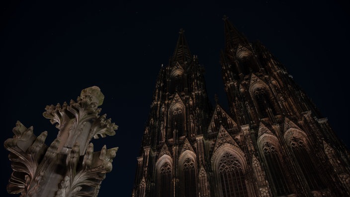 Das Bild zeigt den unbeleuchteten Kölner Dom bei Nacht