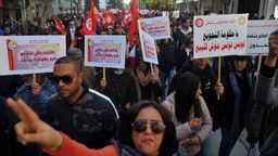 Das Beitragsbild des WDR5 Dok5 "Der letzte Frühling" zeigt eine Demonstration der Tunesischen Arbeiterpartei im März 2023.